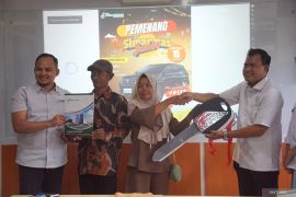 Penyerahan hadiah utama Simarmas Bank Jombang