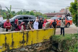 Wabup Banyuasin Netta Indian serahkan bantuan untuk masyarakat terdampak banjir