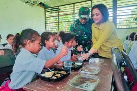 Satgas TMMD ke-123 Biak berikan Makan Bergizi Gratis siswa SD YPK Ambrisau