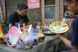 Gerabah lukis di Jombang