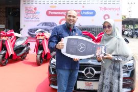 Guru SMPN 11 Muaro Jambi raih Mercedes-Benz C200 dari Telkomsel Poin Gembira Festival 2024