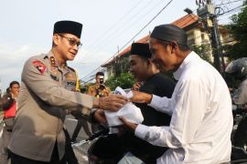 Polda Bali dan jurnalis berbagi takjil di Denpasar