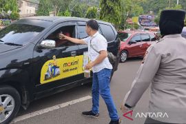 Polda Papua-Polresta Jayapura Kota-wartawan bagikan takjil ke warga