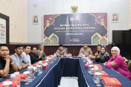Polres HST bagikan takjil dan buka bersama perkuat sinergi dengan media