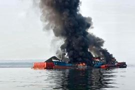 Kapal tugboat dan tongkang terbakar di perairan laut utara Lamongan