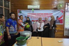Disdagpenrinkop Kapuas serahkan bantuan alat usaha bagi calon wirausaha