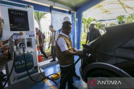 Menteri ESDM tinjau SPKLU Pelabuhan Merak