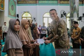 Ringankan beban masyarakat, Baznas Meranti salurkan 2.150 paket bantuan
