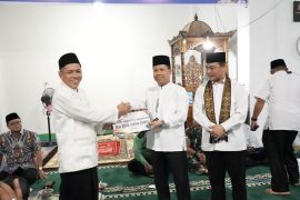Bupati Sambas dampingi Gubernur Kalbar safari Ramadhan di Desa Sekuduk