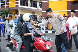 Polda Babel dan jurnalis bagikan ratusan paket takjil ke pengendara jelang buka puasa