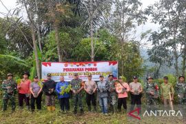 Upaya nyata pelestarian alam, Dandim Agam tanam pohon di lokasi TMMD