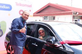 Guru SMPN 11 Muaro Jambi raih Mercedes-Benz C200 dari Telkomsel Poin Gembira Festival 2024