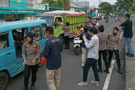 Polda Sulut bagikan takjil kepada masyarakat