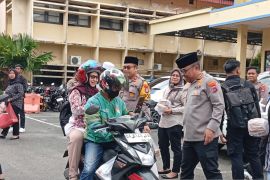 Polresta Banjarmasin dan media bagikan 500 takjil ke pengguna jalan