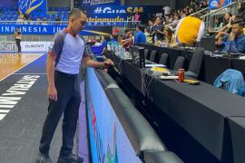 Wasit IBL umumkan keputusan lewat pengeras suara usai cek IRS
