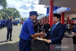 Wali Kota Bengkulu berikan alat drumband ke petugas Damkar