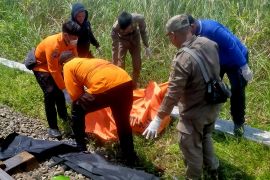 Pria tanpa identitas meninggal diduga tertabrak KA di Surabaya