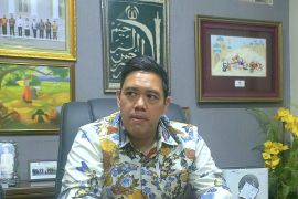 Komisi I: Seskab Teddy tak perlu pensiun dari TNI karena jabatannya