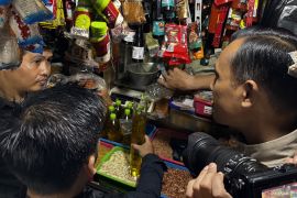 Satgas Pangan Polda Jabar cek pasar memastikan takaran MinyaKita sesuai