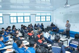 PLN UID Kalselteng edukasi mahasiswa Teknik ULM tentang ketahanan energi