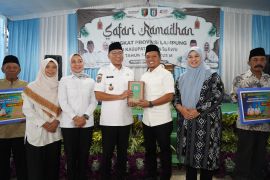 Gubernur peroleh hadiah Al-Quran terjemahan Bahasa Lampung dari Bupati Pringsewu