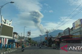 Gunung Marapi di Sumbar kembali erupsi