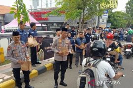 Jajaran Polres Madiun bagikan takjil Ramadhan 2025 ke pengguna jalan