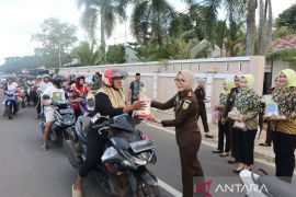 Kejari Belitung Timur bagikan takjil dan bahan pokok