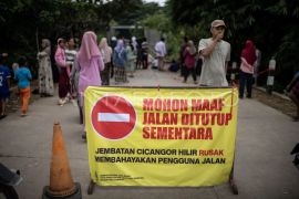 Jembatan Cicangor di Karawang ambles