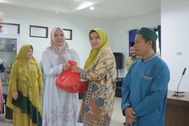 DWP Bangka Belitung bagikan 135 paket sembako bantu pegawai harian lepas