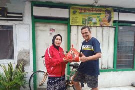 Kader PDIP Surabaya bagikan seribu paket sembako di 31 kecamatan