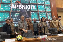 Ekonomi kemarin, APBN defisit hingga program MBG