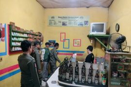 Satpol PP Tangerang temukan penjual miras beroperasi saat Ramadhan