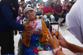 Penyerahan bansos PKH di Madiun