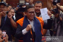 Hasto berpidato di ruang sidang