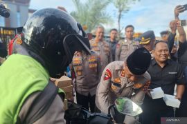 Polda Kaltim dan awak media bagikan takjil di Balikpapan