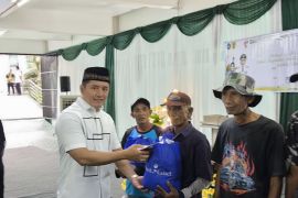 Kejari HST bagikan 150 paket Ramadhan ke pengayuh becak