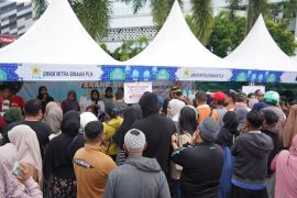 PLN UID Sulselrabar menjajakan 1.000 paket bahan pangan murah