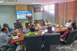 Pemprov Papua Barat evaluasi rencana program penanganan kemiskinan 2025