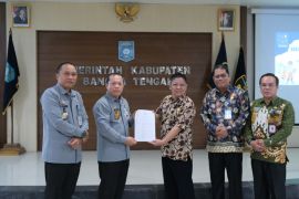 Kemenkum Babel serahkan sertifikat IG Madu Pelawan ke Bangka Tengah