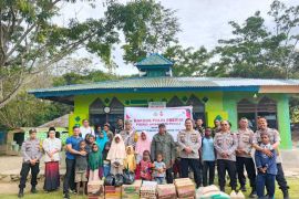Polres Jayawijaya bagi bahan pokok ke Masjid dan Gereja di Wamena