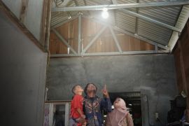 Warga penerima program LUTD PLN Kalselteng bahagia listrik menyala