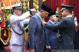 Menhan Sjafrie dapat tanda kehormatan dari Panglima TNI