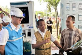 Menteri ESDM kunjungi SPKLU di Banten lihat kesiapan PLN sambut Mudik Lebaran 2025