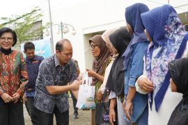 Bersama Kejati Sumbar, PLN Sumbar Bagikan 1000 Sembako "Terang Berkah Ramadhan"