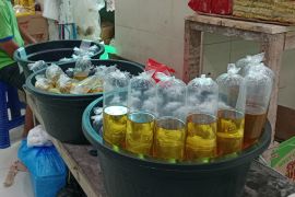 Warga Lombok Tengah diingatkan agar pandai membeli minyak goreng