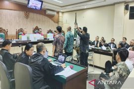 Jaksa KPK izinkan terdakwa korupsi Haji Ahmad jenguk istri lahiran