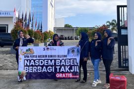 DPW dan DPD NasDem se-Babel bagi takjil serentak