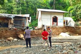 Polsek Kabila Bone ingatkan warga di bantaran sungai waspada bencana