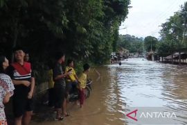 Sungai Batang Angkola Meluap, Jalur Lintas Sumatera di Tapsel lumpuh total